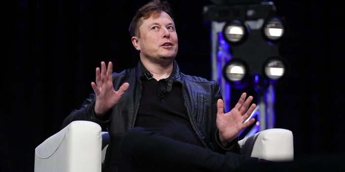 Elon Musk dice que 'todo el mundo muere' y que él y su familia no se vacunarán contra el virus