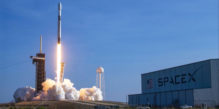 SpaceX gana contrato de 149.2 millones de dólares para fabricar satélites de seguimiento de misiles en EU