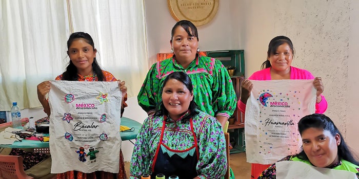 The rarámuri hands that created the awards to the magical towns of the Best of Mexico 2020