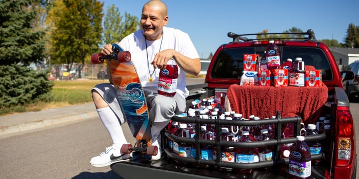 Ocean Spray le regala una camioneta al tiktokero de la patineta que se hizo viral