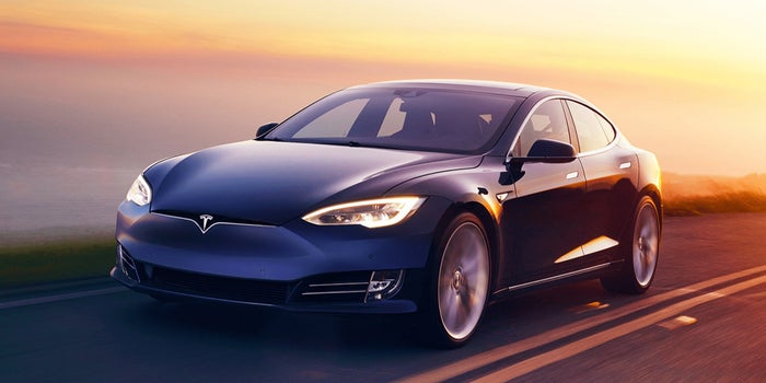 Elon Musk dice que reducirá el precio base del Tesla Model S a 1.4 millones de pesos