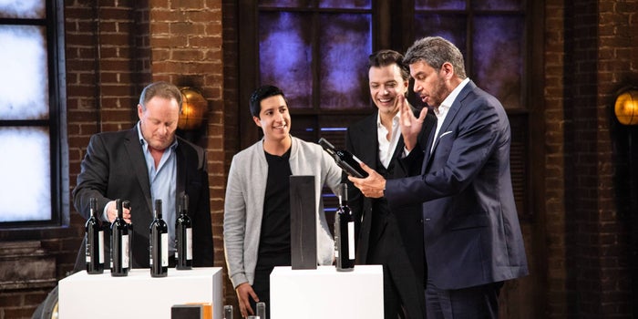 Vino Puño y letra, la bebida que busca empoderar a artistas mexicanos y que conquistó a 4 tiburones de Shark Tank México