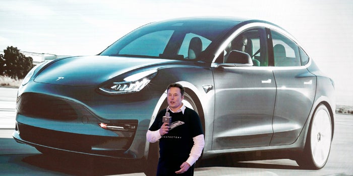 Tesla estuvo a un mes de la bancarrota durante la producción del Model 3, tuitea Elon Musk