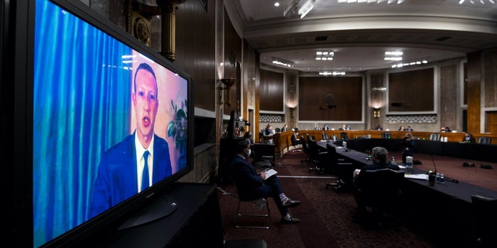 El Congreso de EU quiere que Facebook y Twitter cambien. Pero no se ponen de acuerdo en cómo.