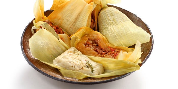 Lanza Estados Unidos advertencia contra caldos de res, samosas y tamales