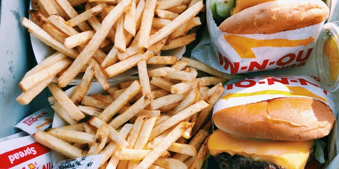 Filas de 12 horas, caos y hasta pleitos para comprar una hamburguesa de In-N-Out