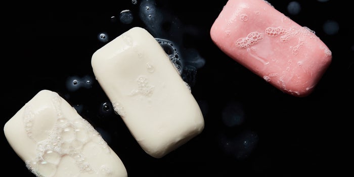 Este 'influencer' podría ir a prisión por darle paletas de jabón a unos abuelitos