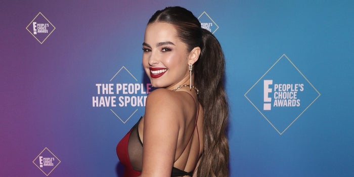 Addison Rae nos dice (y a sus 70 millones de seguidores en TikTok) por qué está comprando en 'pequeño' en esta Navidad