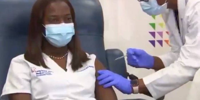 Una enfermera fue la primera en recibir la vacuna contra el COVID-19 en Estados Unidos