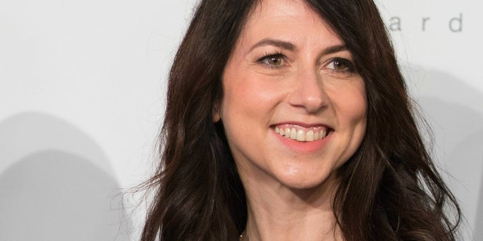 MacKenzie Scott, ex esposa de Jeff Bezos, donó 4.1 mil millones de dólares en evento benéfico destinado a la pandemia