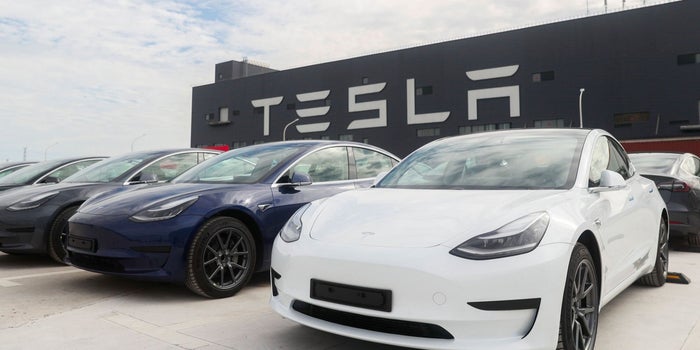 Piden a Tesla que retirar 158 mil autos debido a una falla en su memoria flash
