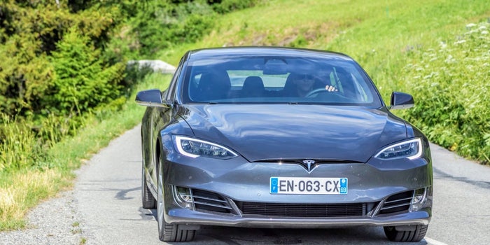 Elon Musk quiere que su automóvil Roadster pueda volar