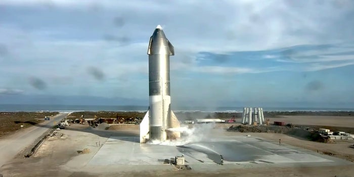 El prototipo de la nave espacial SpaceX aterriza con éxito, pero luego explota