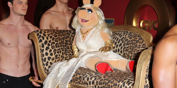 Redes sociales quieren cancelar Miss Piggy a raíz de la controversia de Pepé Le Pew