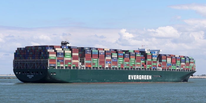 Finalmente desbloquean el Canal de Suez del buque que se atoró el martes pasado