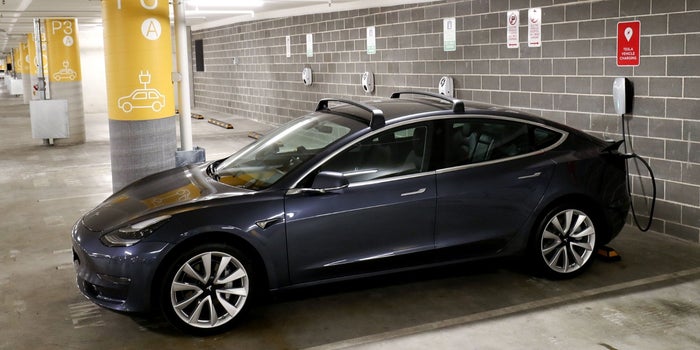 Se puede engañar al piloto automático de Tesla para que funcione sin conductor