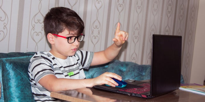 Cómo mantener seguros a los niños mientras toman clases en línea