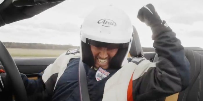 VIDEO: Este golfista hace un tiro a un auto de carreras en movimiento y establece un récord Guinness