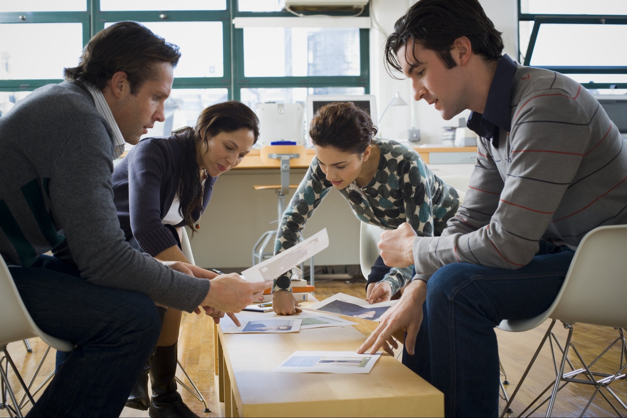 Профессиональная подготовка сотрудников. Взрослые учатся. Рекламщик за работой. Профессиональное обучение. Meetting или meeting.