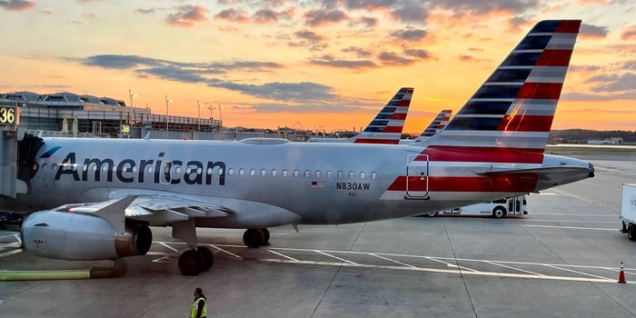 American Airlines permitirá que los viajeros usen pasaportes digitales de vacunas