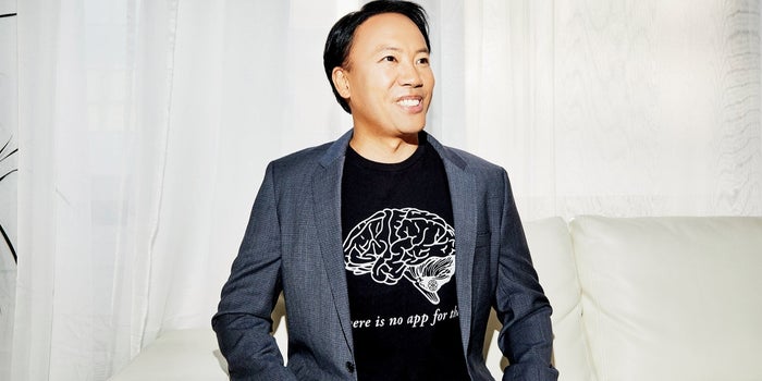 Tu cerebro es una supercomputadora. Mira cómo reiniciarlo, según el famoso entrenador mental Jim Kwik.