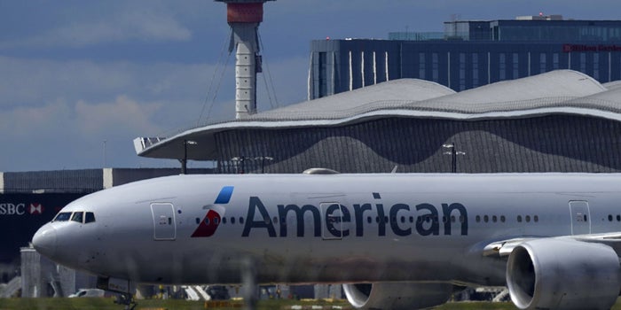 American Airlines pide desesperadamente a sus empleados que se ofrezcan como voluntarios para trabajar extra en el verano