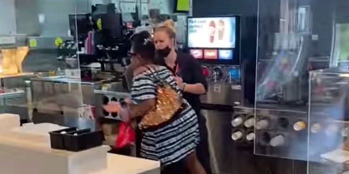 VIDEO: Mujer se vuelve viral después de una pelea épica con empleados de McDonald's