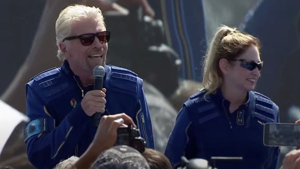 Billionaire Richard Branson achieves the first tourist space flight in history: VIDEO