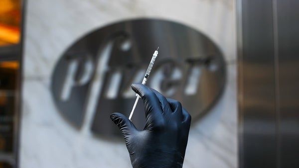 Israel is already applying the third dose of Pfizer to adults with these characteristics