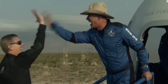 VIDEO: Jeff Bezos achieves a successful trip to space with his company Blue Origin