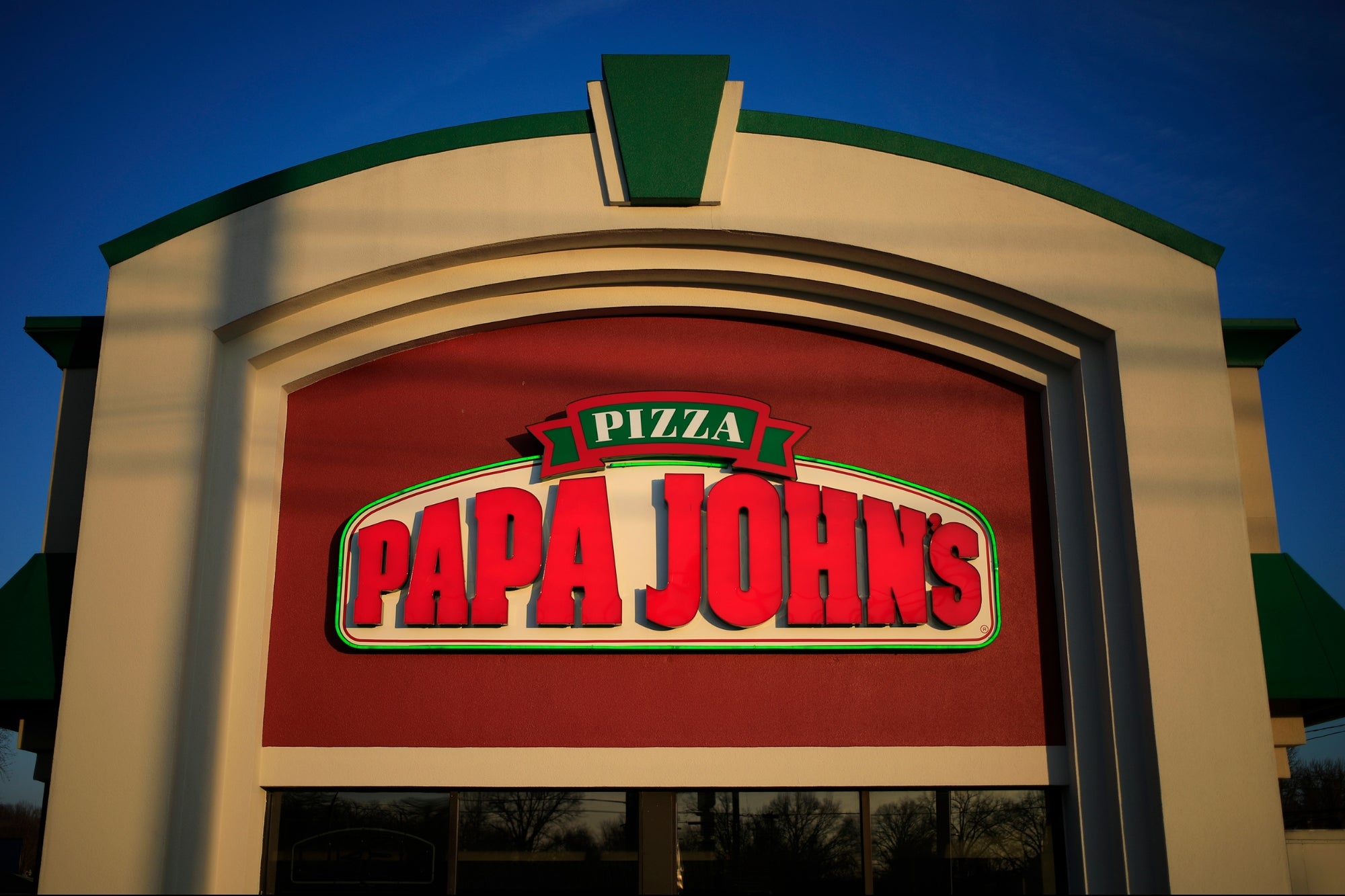 Un directeur de restaurant Papa John's dit qu'il a été licencié après