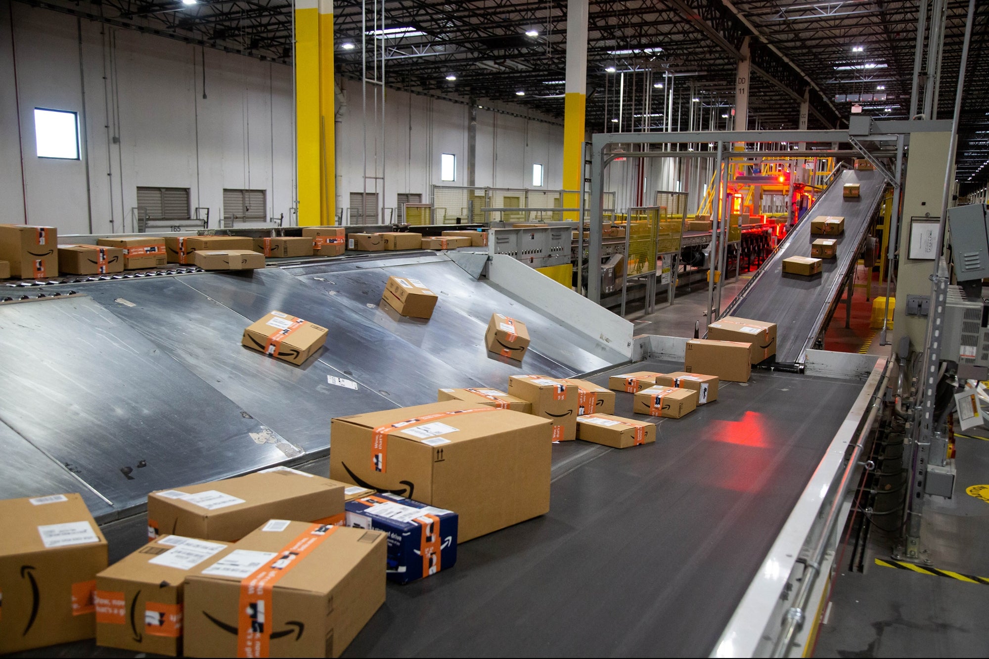 Amazon Workers Walk Off Job, Say the Company Cut Break Times Because the Pandemic Is 'Supposedly' Over - Vimarsana News