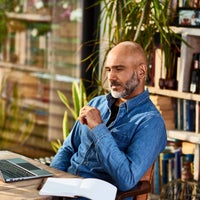 How to Start and Grow a Business: A Digital Guide for Young Entrepreneurs