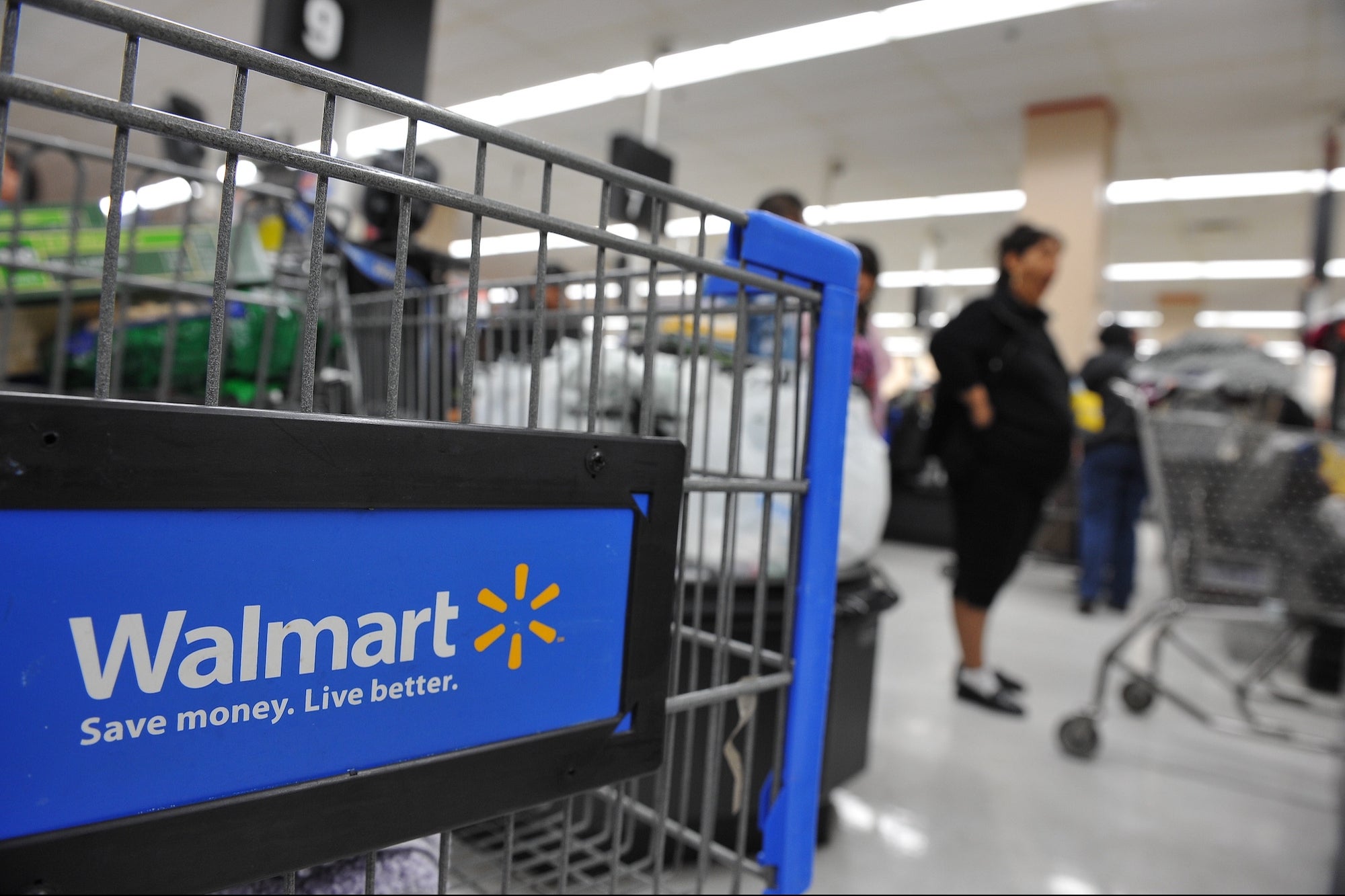 Walmart apunta a estudiantes universitarios con promesas de salarios de $200,000 mientras las acciones caen más del 11%