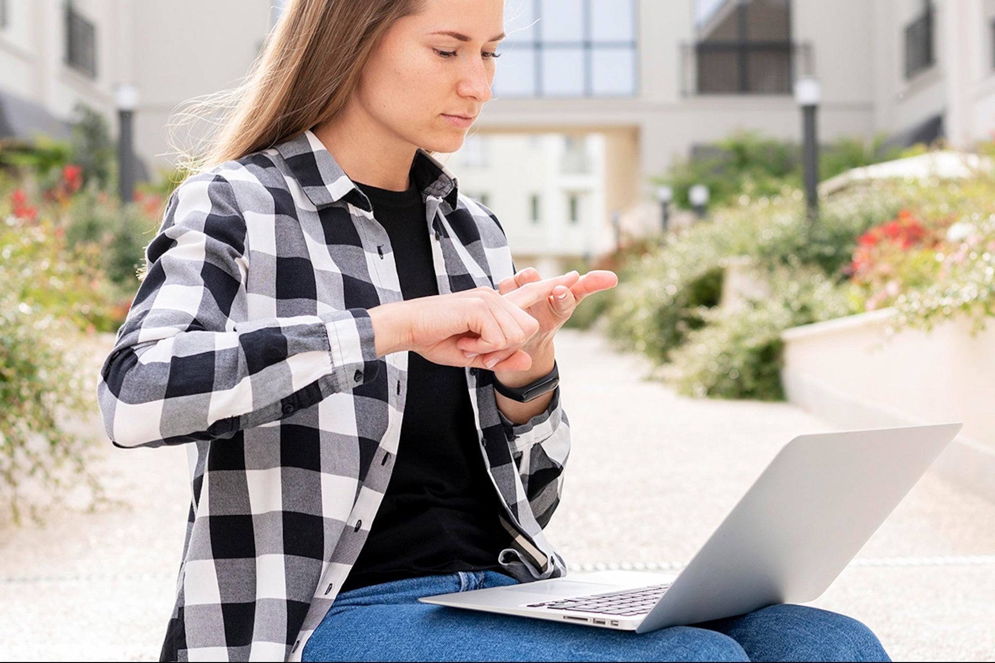 Learn ASL Basics For a Fraction of the Price With This Lesson Package