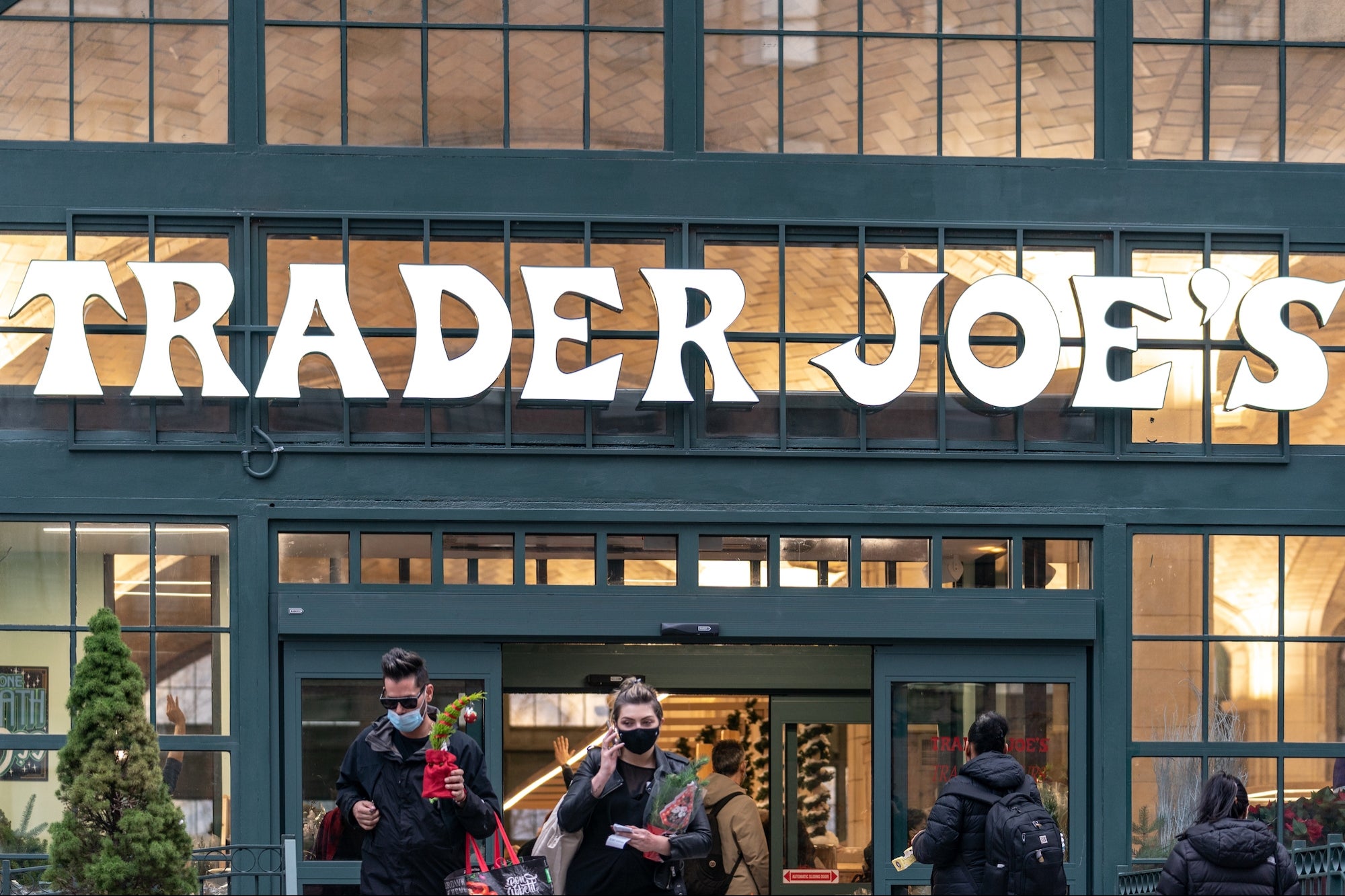 El cajero de Trader Joe se vuelve viral por una amabilidad inesperada