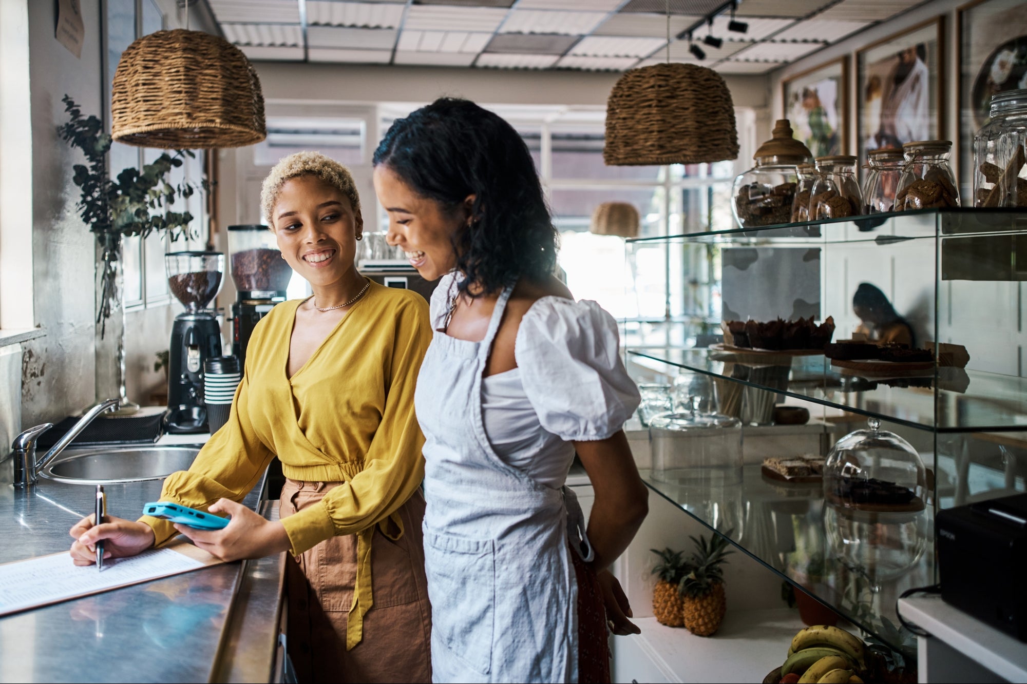 5 Ways to Be Generous While Still Being a Frugal Business Owner