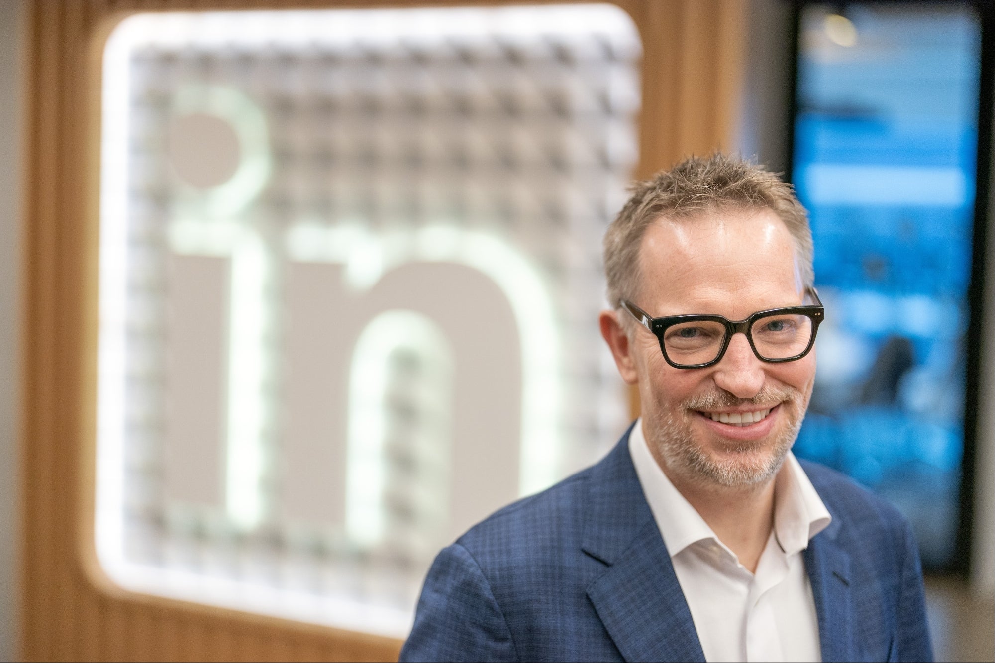 LinkedIn’s CEO Says He Uses AI to Write ‘Almost Every Email,’ Including to His Boss, the Head of Microsoft