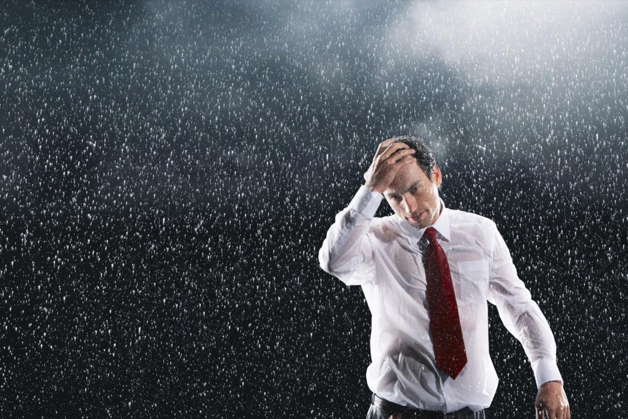 Красивые иностранные слова cafune. Run fingers through. Мужчина дождь. Run fingers through. Cafune на португальском.