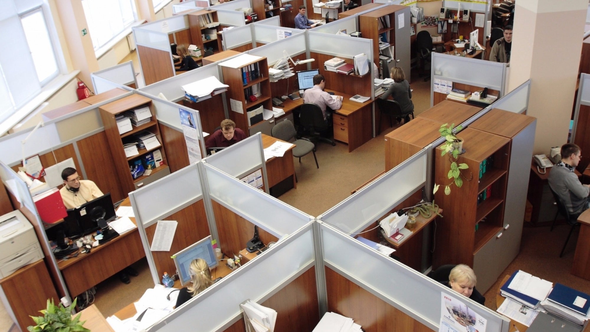 The Pros and Cons of Starting a Business While Working a Full-Time Job