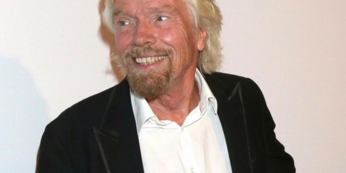 Richard Branson encontró un empleado durmiendo y esto es lo que hizo