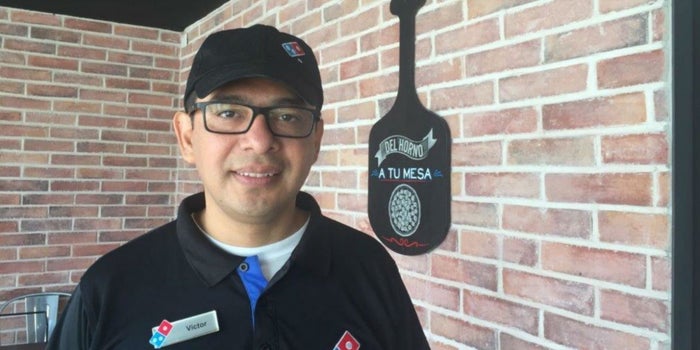 Cómo Víctor Flores pasó de ser repartidor de pizza a director en Domino's