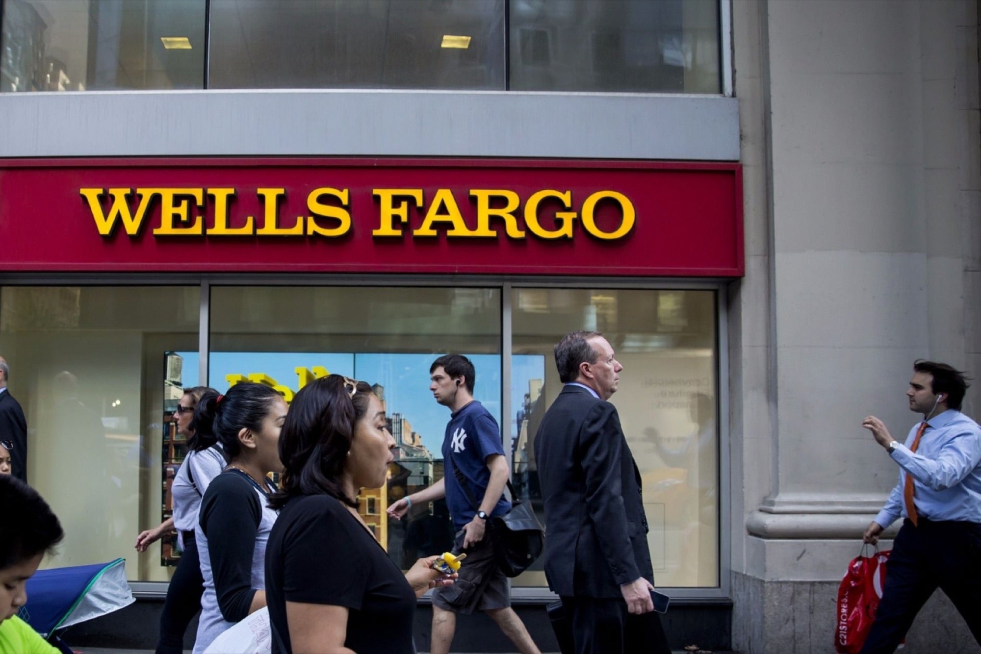 Wells Fargo, Amazon End Deal to Offer Discounted Student Loans