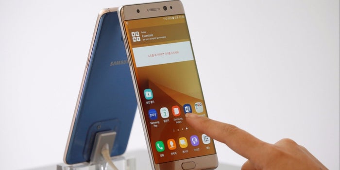 Replacement Samsung Note 7 Phone Emits Smoke on Plane