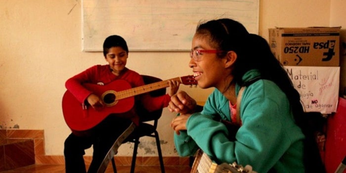 Con la música, ellos quieren sacar a los niños de las calles