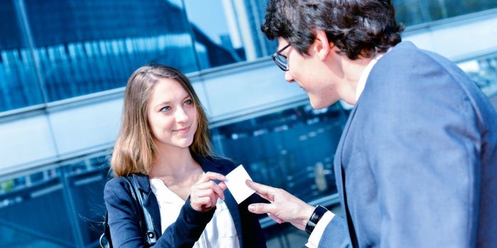 Por qué tus tarjetas de presentación (todavía) te dan estatus