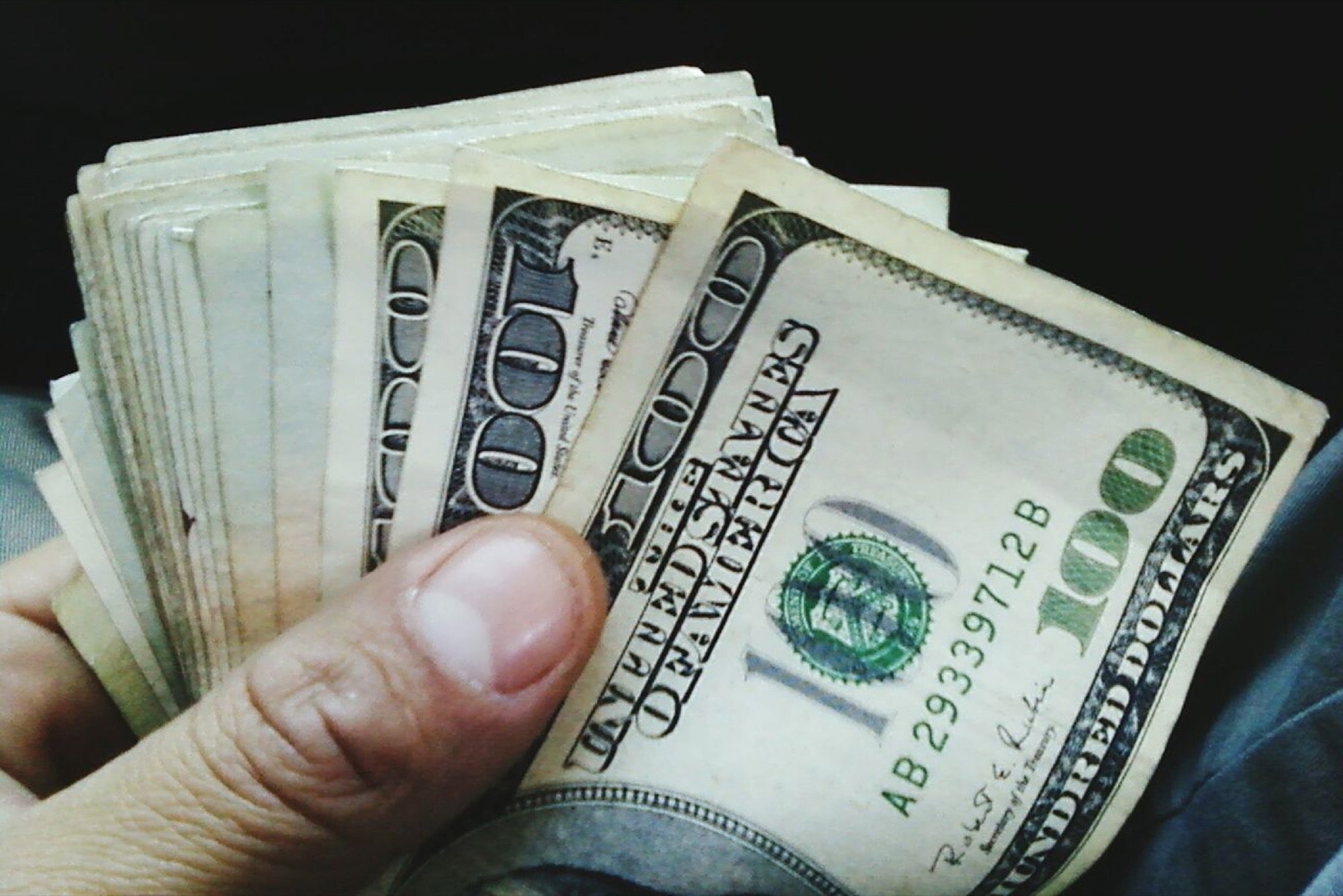 Крутая бабка с деньгами. Деньги. Много долларов. Wide money. Wide money.