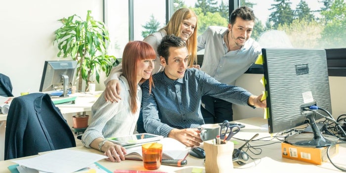 6 maneras de permanecer despierto, con energía y enfocado en el trabajo (sin cafeína)