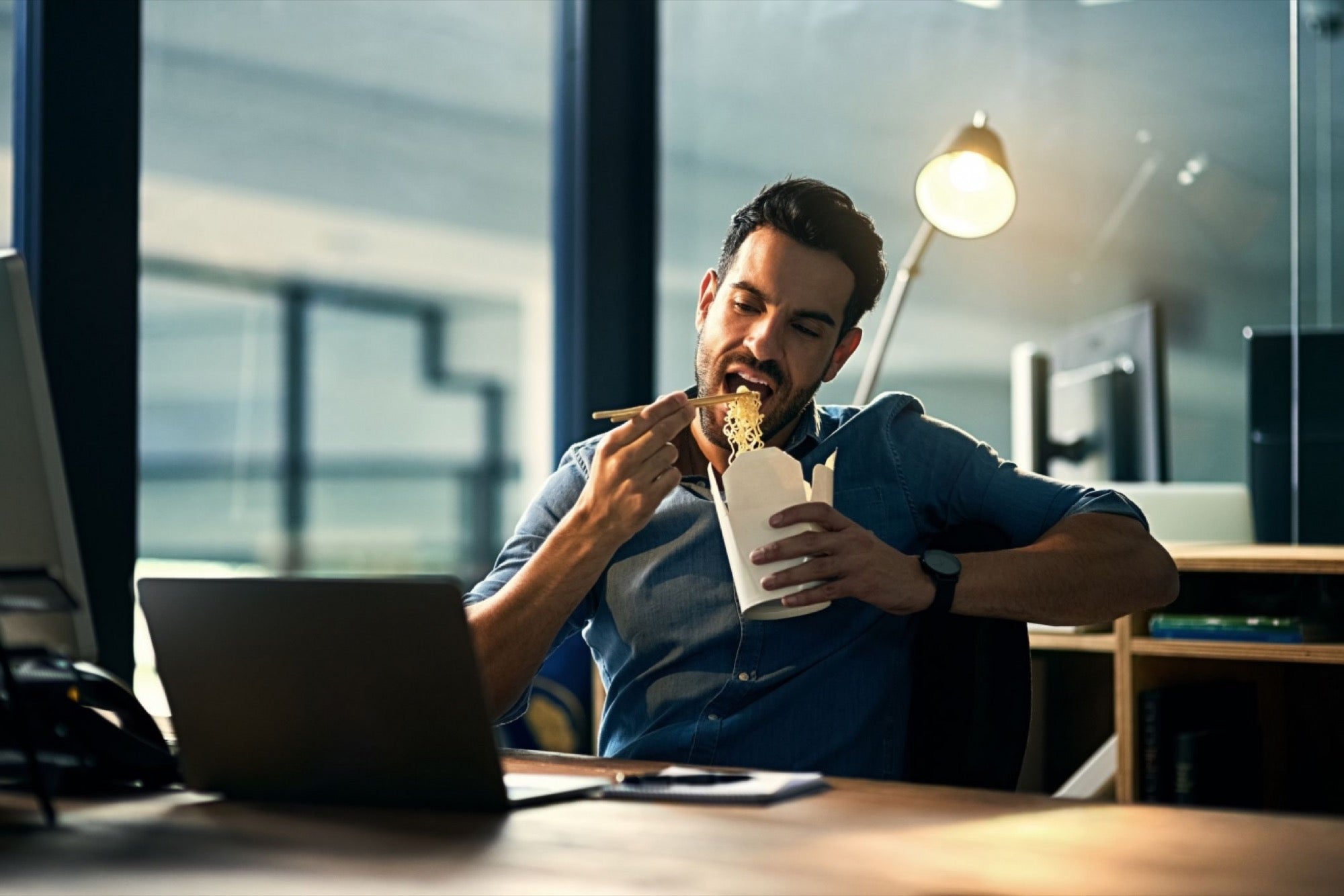 Ask The Etiquette Expert How To Eat At Your Desk Without