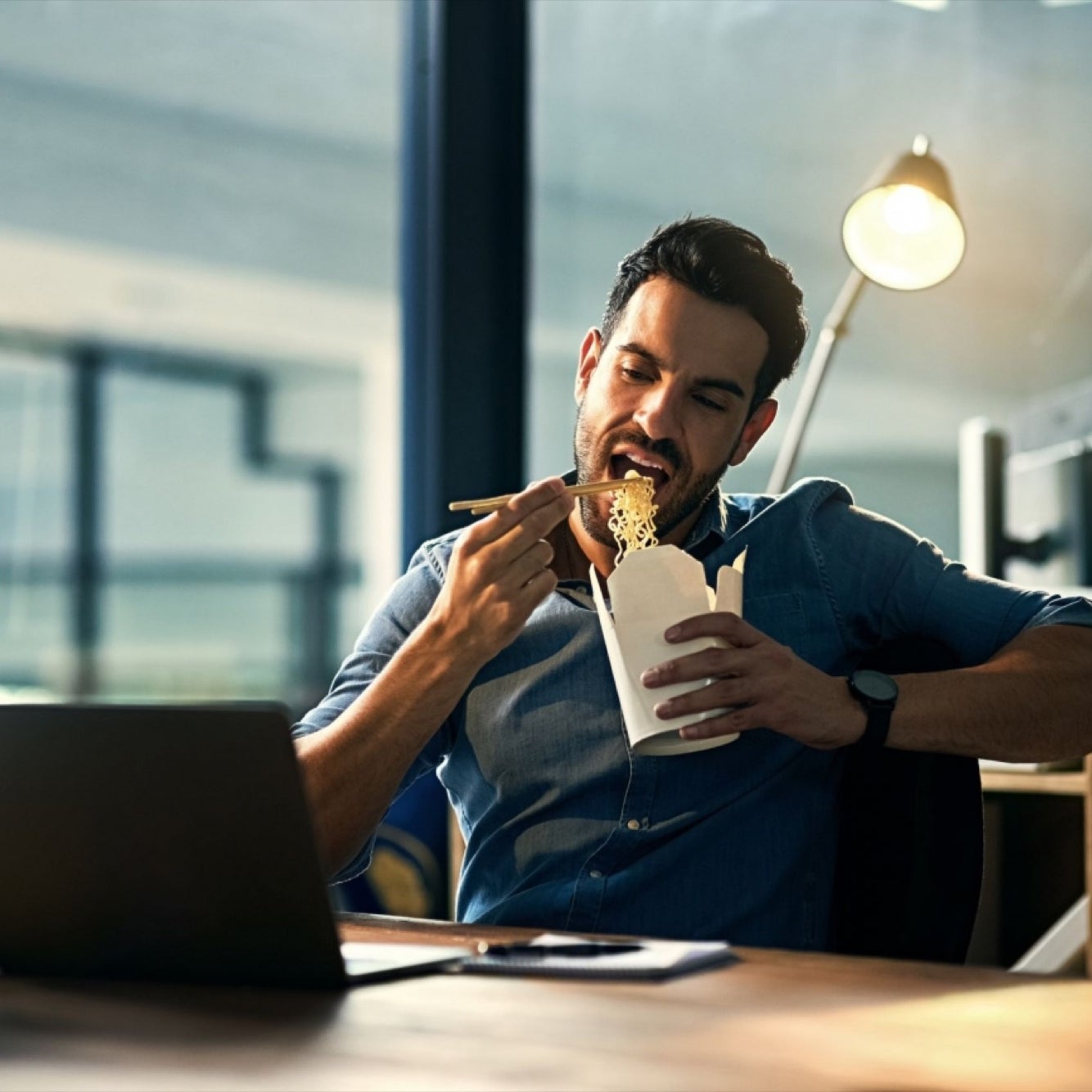 Ask the Etiquette Expert: How to Eat at Your Desk Without Offending Others